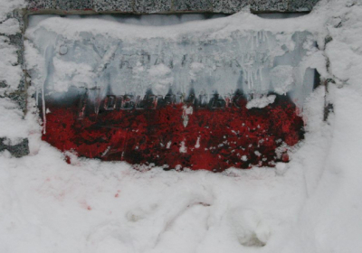 В Харькове памятник воинам УПА раскрасили в цвета польского флага