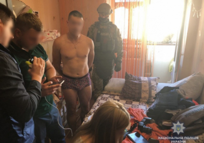 На Житомирщині затримали чоловіка, який використовував 8-місячну доньку для зйомки порно