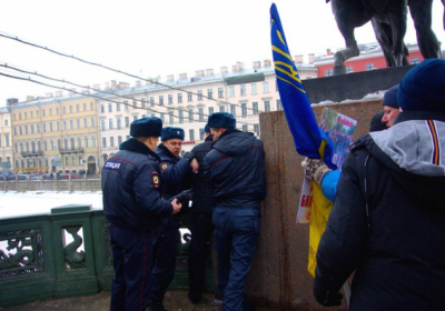 В Петербурге напали на пикетчиков, державшего флаг Украины