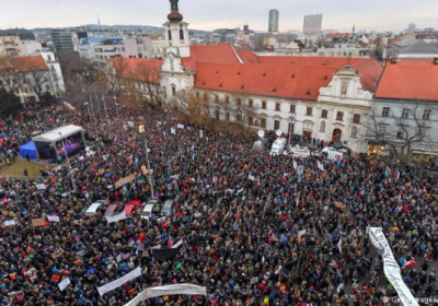 Протесты в Словакии: глава МВД ушел в отставку после месяца в должности