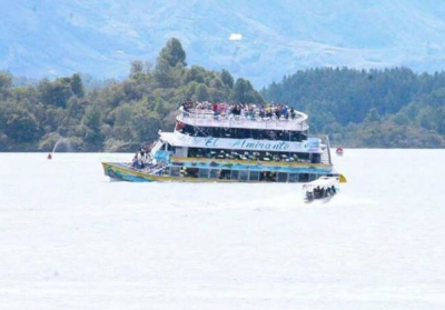 В Колумбии затонуло судно с 150 туристами на борту