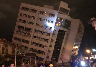 На Тайване из-за землетрясения рухнул отель: внутри находятся люди