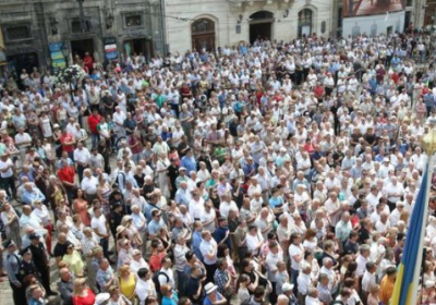 Во Львовский горсовет на вече пришли около 5 тысяч человек