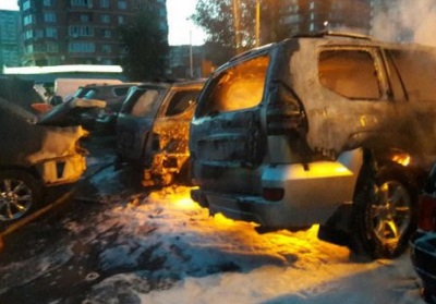 В Киеве на автостоянке произошел пожар: сгорели несколько иномарок