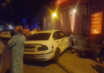 В Ужгороде водитель BMW протаранил три иномарки врезался в кафе и убежал