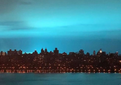 Мощный взрыв в Нью-Йорке окрасил небо в синий цвет, - ФОТО