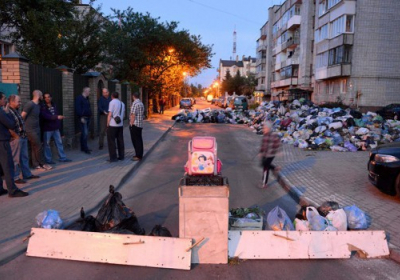 Во Львове жители заблокировали улицу мусором, - ФОТО