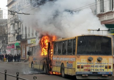 У центрі Тернополя на ходу загорівся тролейбус