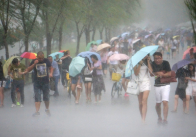 В центре Китая шесть человек погибли из-за сильных ливней, - ФОТО