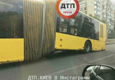 В Киеве развалился автобус во время движения