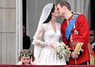 Принц Великобританії Вільям цілує свою дружину Кейт, герцогиню Кембріджський, на балконі Букінгемського палацу, після весільної церемонії 29 квітня 2011. Фото: Leon Neal / AFP