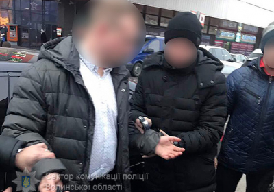Сотрудника банка, который требовал 40 тыс. грн за списание кредитного долга, задержано в Луцке
