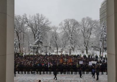 Более тысячи сторонников УПЦ МП митингует под Радой