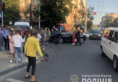 В центре Киева в результате ДТП внедорожник влетел в толпу пешеходов, есть пострадавшие
