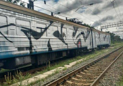 У Києві півсотні осіб з битами зупинили потяг і розмалювали його, - ВІДЕО