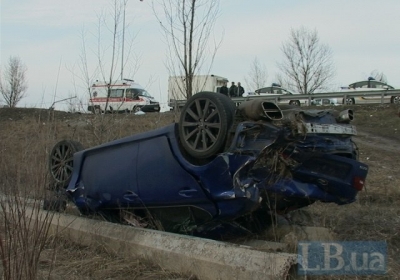 В Киеве Lexus снес остановку: погиб один человек