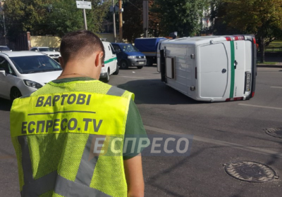 В центре Киева из-за ДТП перевернулся инкассаторский автомобиль