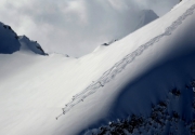 "Хелі-скіінг". Фото зроблене у горах Багабус у Канаді. Хелі-скі – це різновид гірськолижного спорту. Лижники спускаються схилами, віддаленими від підготовлених трас. До місця спуску їх доставляє гелікоптер. Фото: Bradford White / National Geographic Traveler Photo Contest