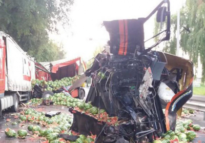 В Винницкой области фура с арбузами столкнулась с припаркованным грузовиком, есть погибшие