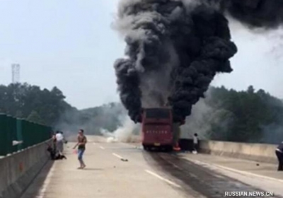 У Китаї 30 людей згоріли в туристичному автобусі 