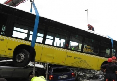 В Стамбуле автобус раздавил сразу несколько автомобилей: 11 человек травмированы