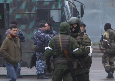Центр Луганська заблоковували невідомі у військовій формі, - ВІДЕО