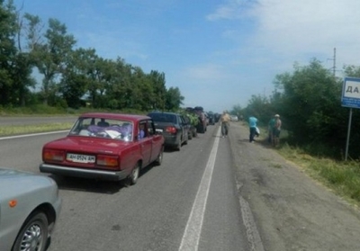Донецку открыли проезд на мирную территорию: на трассах образовались длинные очереди