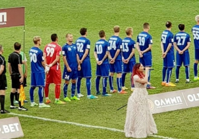 Український футболіст відвернувся від прапора Росії під час виконання гімну перед матчем
