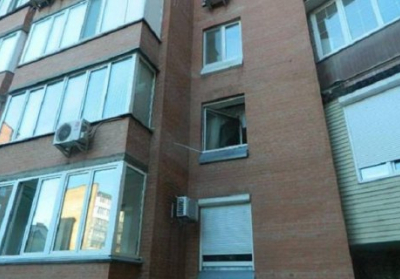 В Черноморске женщина выпала с шестого этажа многоэтажки и выжила