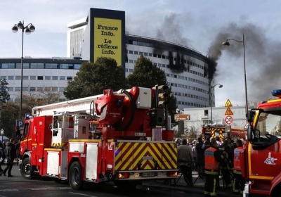 В Париже горит здание Французского радио - фото