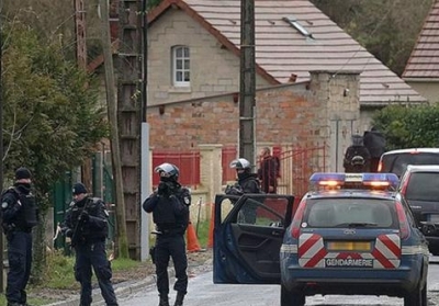 Неподалік від Парижа поліцейські переслідують озброєних осіб, схожих на нападників Charlie Hebdo