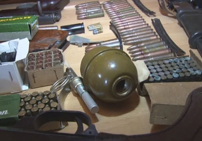 Правоохоронці виявили арсенал зброї біля Одеси з пістолетом, замаскованим під кулькову ручку, - відео