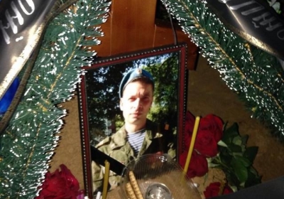 Журналіст знайшов могилу ще одного псковського десантника, який загинув в Україні, - фото