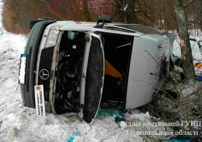 На Тернопільщині перекинувся пасажирський мікроавтобус: є жертви