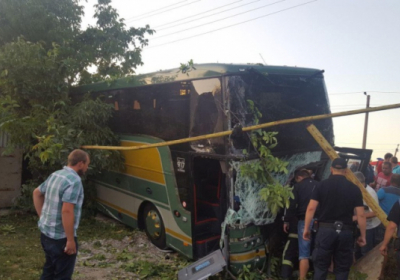 Жуткое ДТП под Черновцами: микроавтобус столкнулся с туристическим автобусом