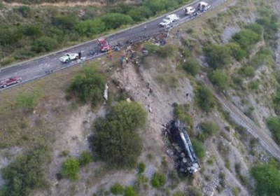 В Мексике автобус столкнулся с грузовиком и упал в ущелье