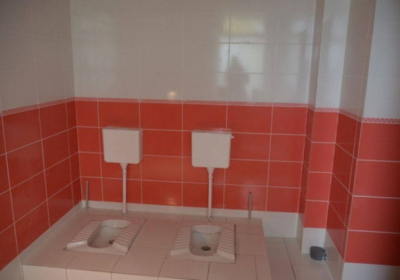 В Мариуполе в школьном туалете за миллион сделали открытые кабинки