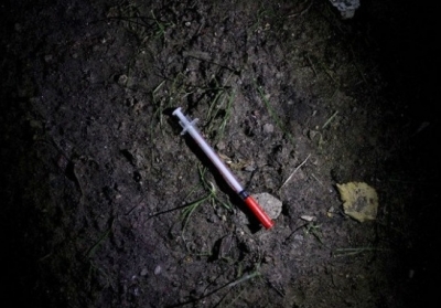 Ребенок укололся найденным шприцем в детсаду Львова