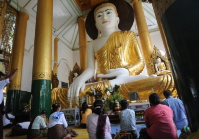 Азія зустріла день народження Будди молитвами і квітами