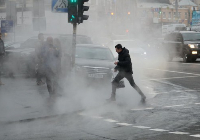 В двух районах Киева произошел прорыв трубы, по улицам течет горячая вода, - ФОТО