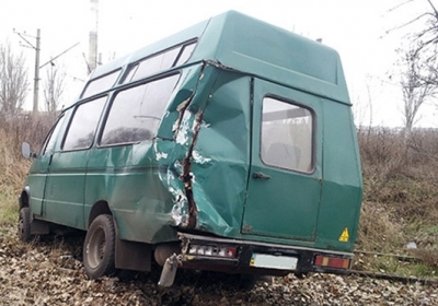 ДТП на Донеччині: військове авто зіткнулося з мікроавтобусом