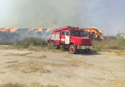 На Харківщині палає ліс: на місці працює близько 100 пожежних та два літаки
