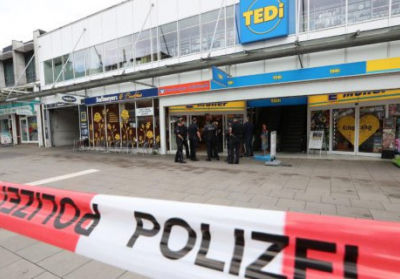 В Германии мужчина с ножом напал на посетителей супермаркета: есть жертвы
