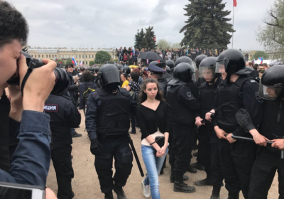 В России на митингах задержали более 200 человек: среди задержанных даже гигантская резиновая утка