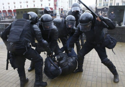 В сети появились видео массовых задержаний в Минске - ВИДЕО