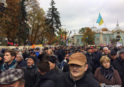 У Києві біля будівлі парламенту проходить віче