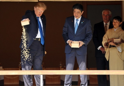 Трамп оконфузился, кормя рыб, во время визита в Японию - ВИДЕО
