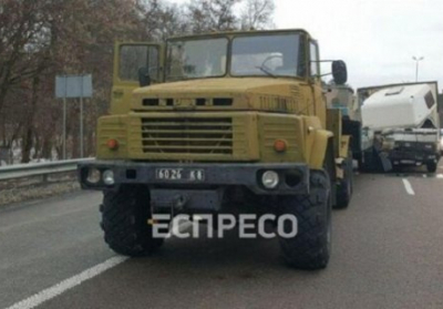 Военный грузовик попал в ДТП на выезде из Киева