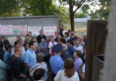 Жители столичного массива Березняки защищают сквер от депутата - ударовца Валерия Ищенко 