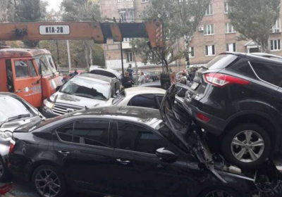 Масштабна ДТП у Києві: поліція повідомила про 21 пошкоджений автомобіль 
